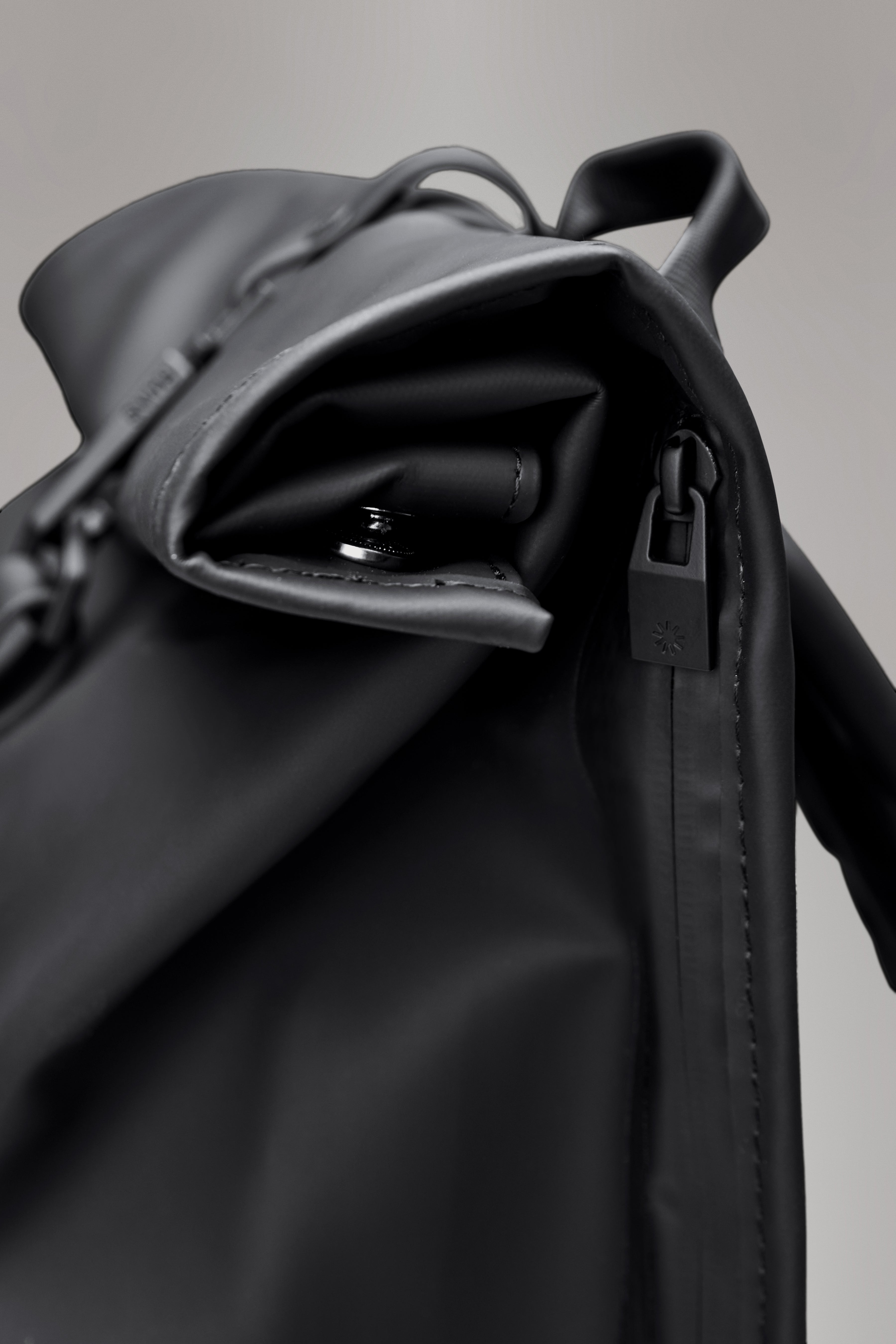 RAINS Rolltop Rucksack Black 17L H60 x D11 x W32 cm Backpack