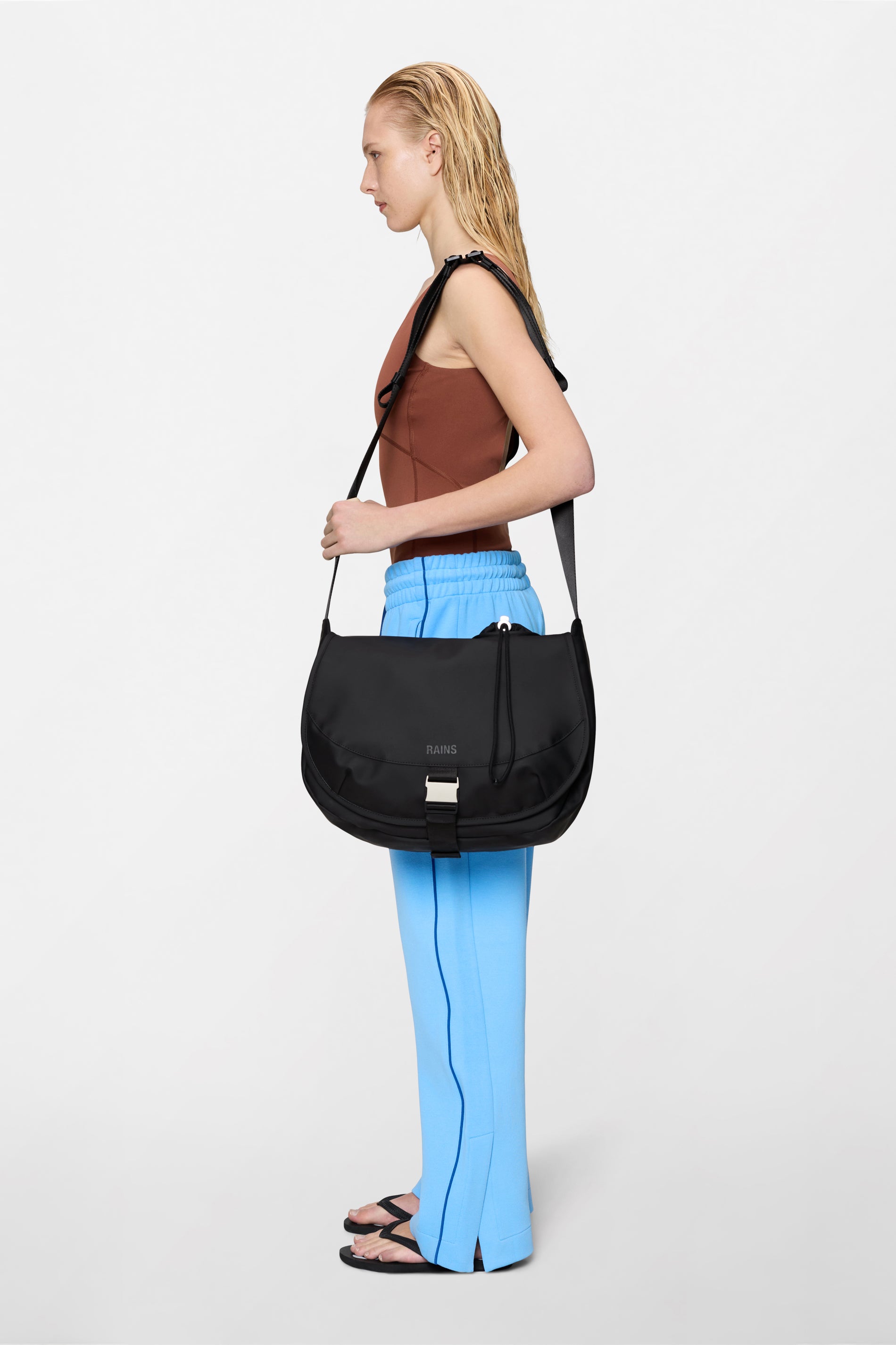 RAINS Bottle Messenger Bag Black 18L H32 x D22 x W37 cm Messenger