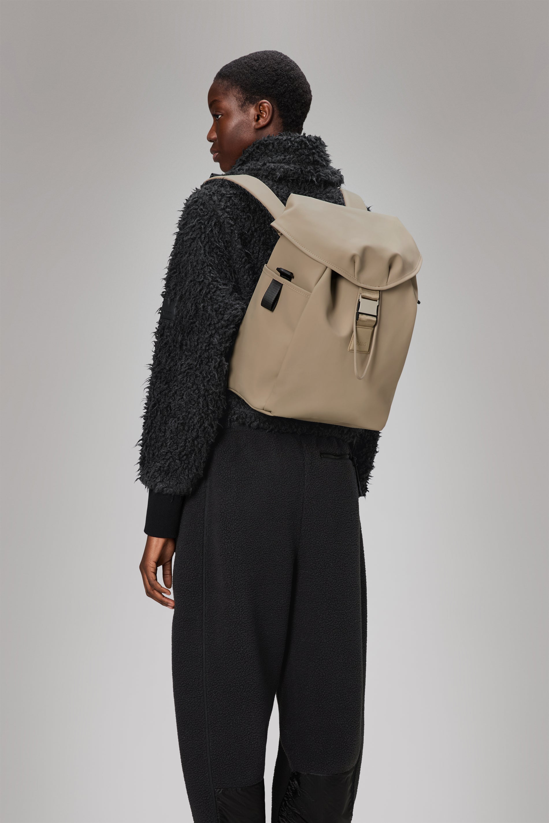 RAINS Valera Bucket Backpack Beige 18L H41 x D15 x W29 cm Backpack