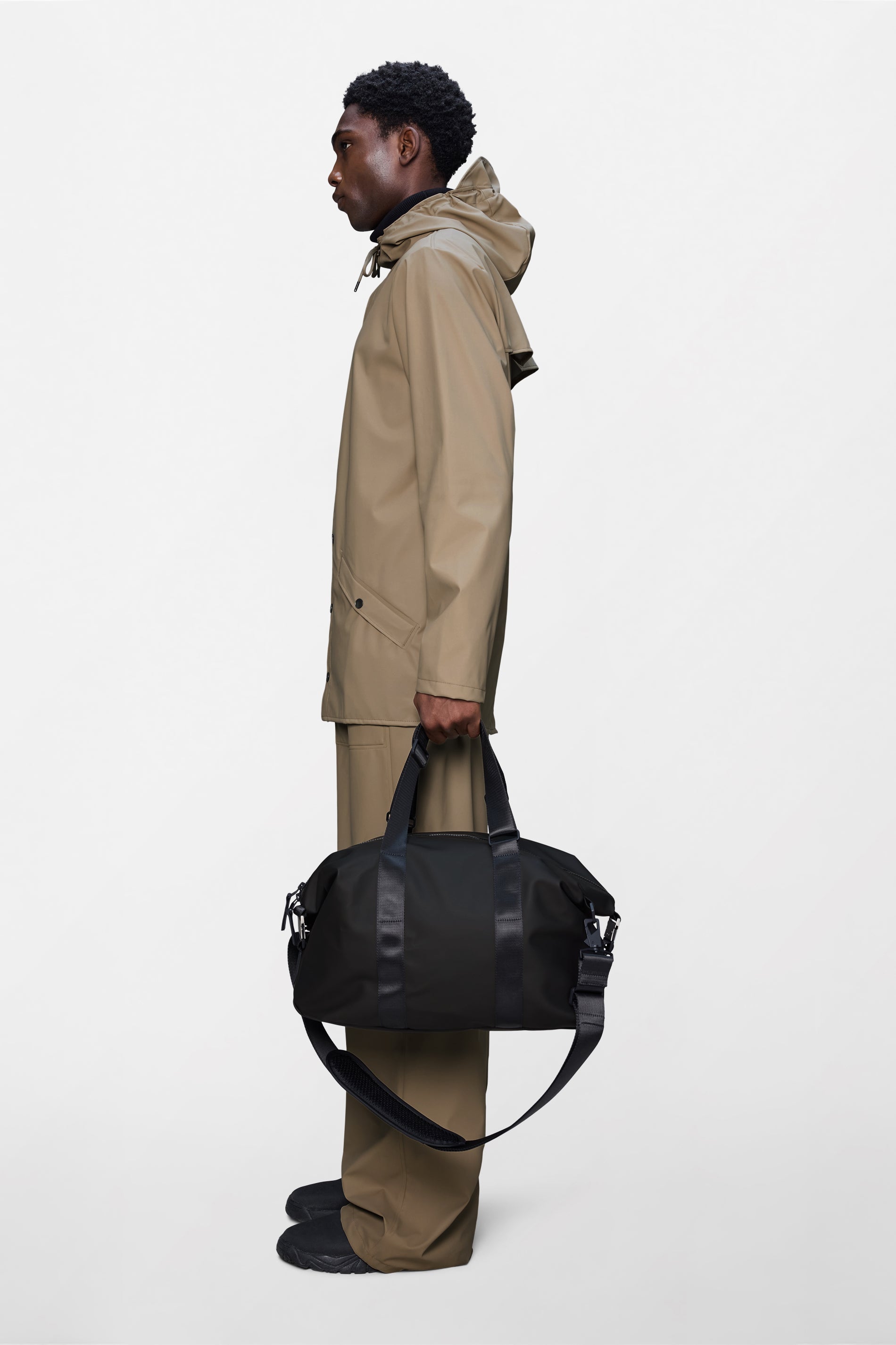 RAINS Valera Weekend Bag Small Black 30.50L H30 x D20 x W42 cm Weekender