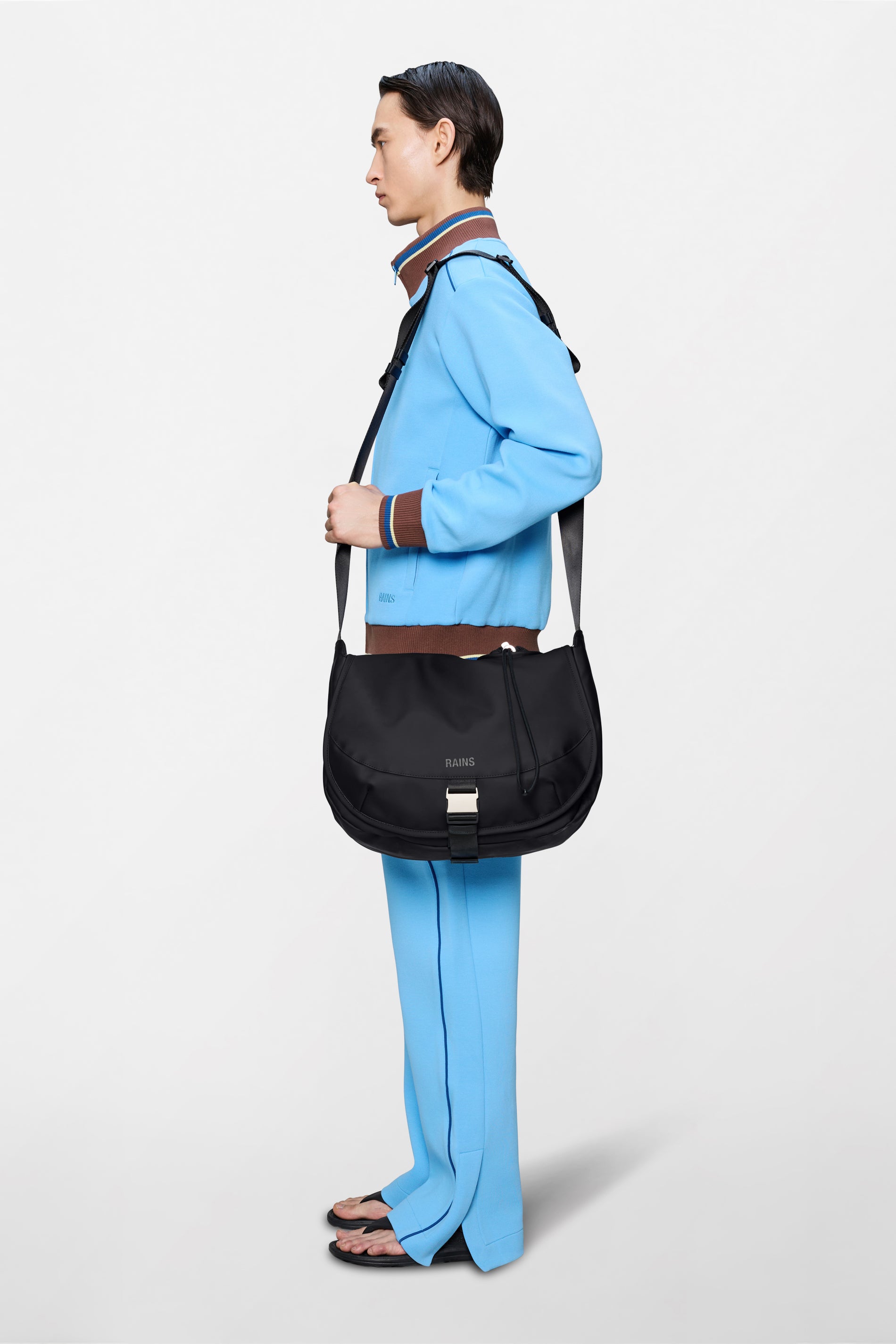 RAINS Bottle Messenger Bag Black 18L H32 x D22 x W37 cm Messenger