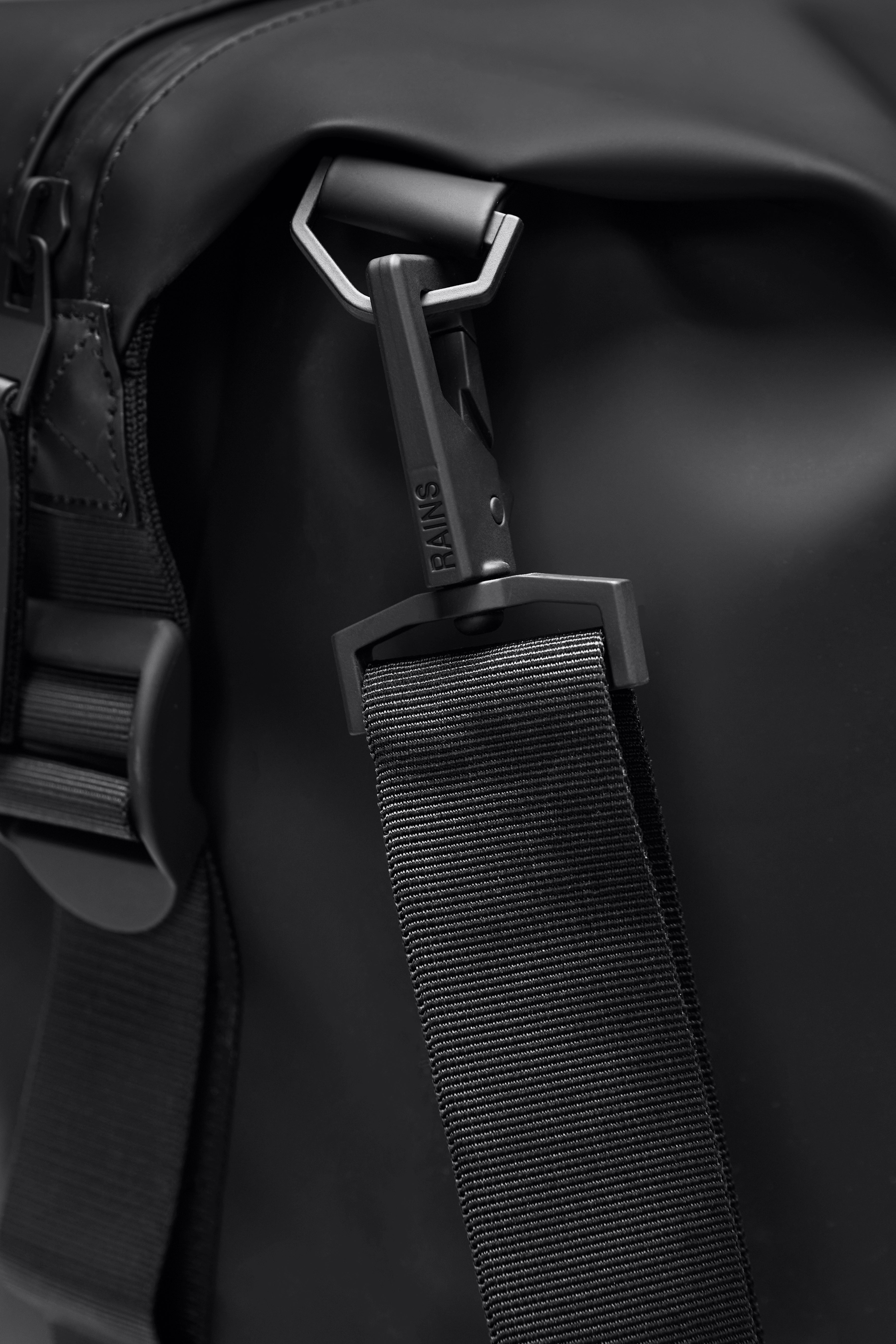 RAINS Hilo Weekend Bag Small Honor 18L H29 x D18 x W50 cm Weekender