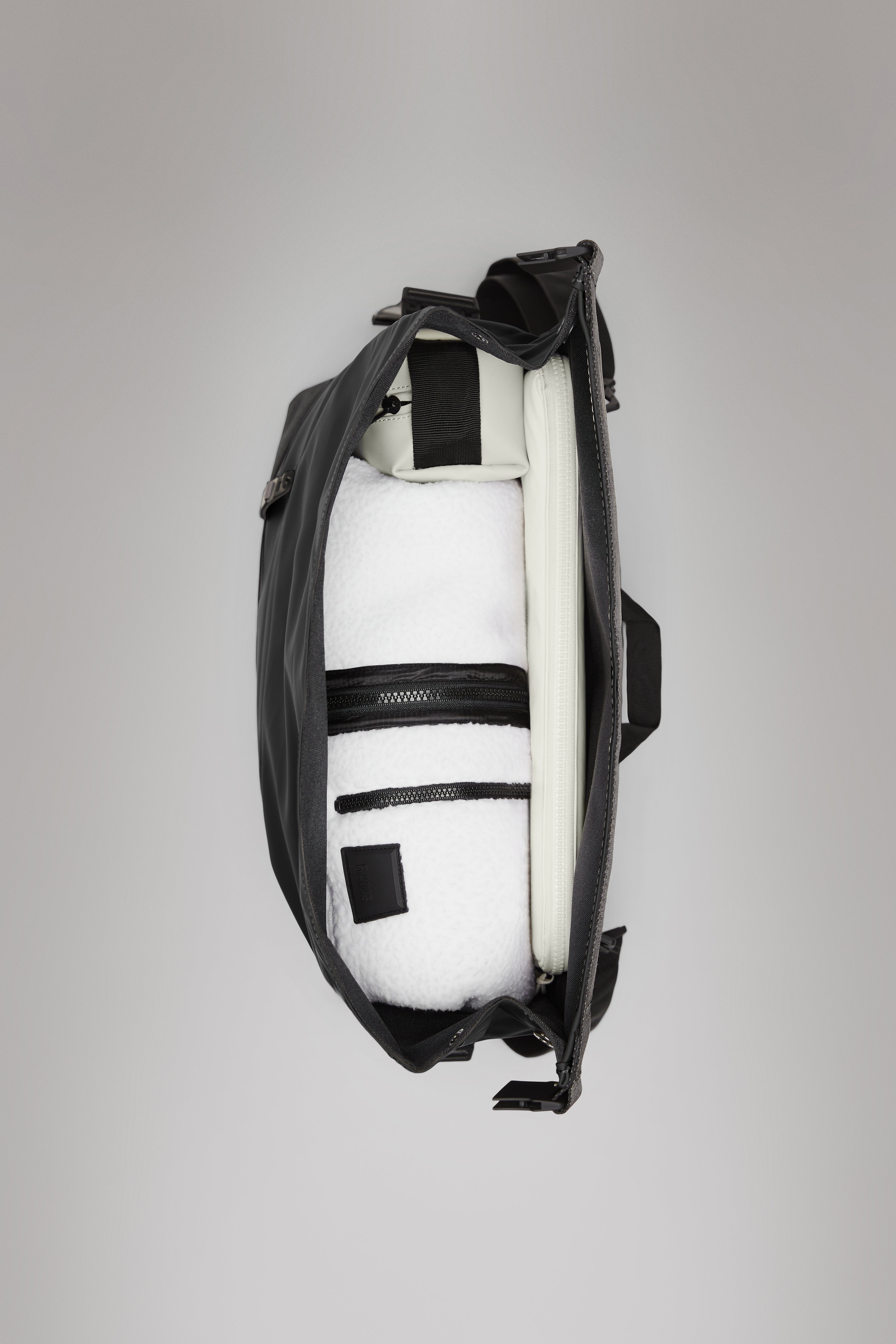 RAINS Trail Rolltop Messenger Bag Black 13L H33 x D12 x W39 cm Messenger