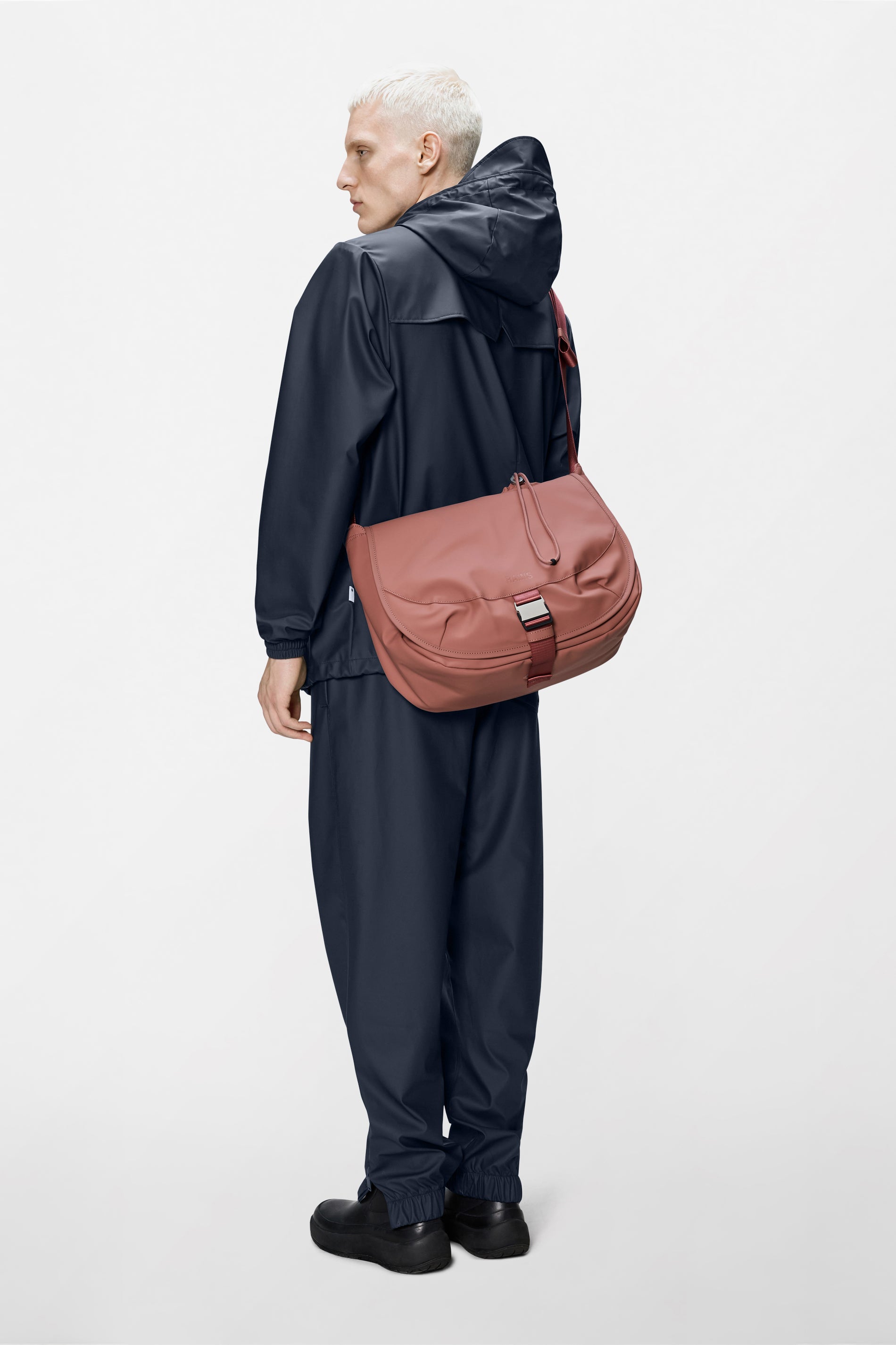 RAINS Bottle Messenger Bag Endure 18L H32 x D22 x W37 cm Messenger