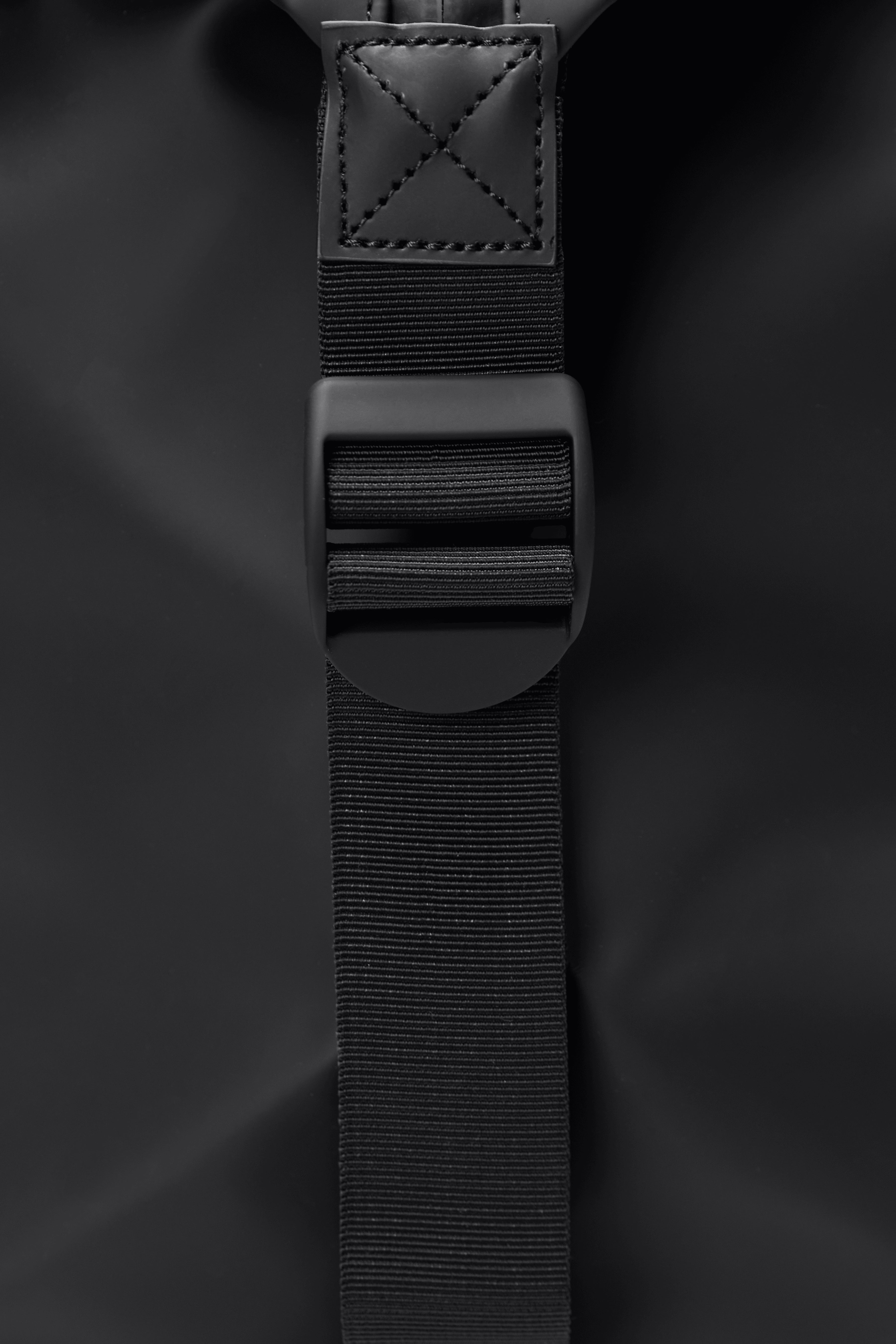 RAINS Hilo Weekend Bag Small Coal 18L H29 x D18 x W50 cm Weekender