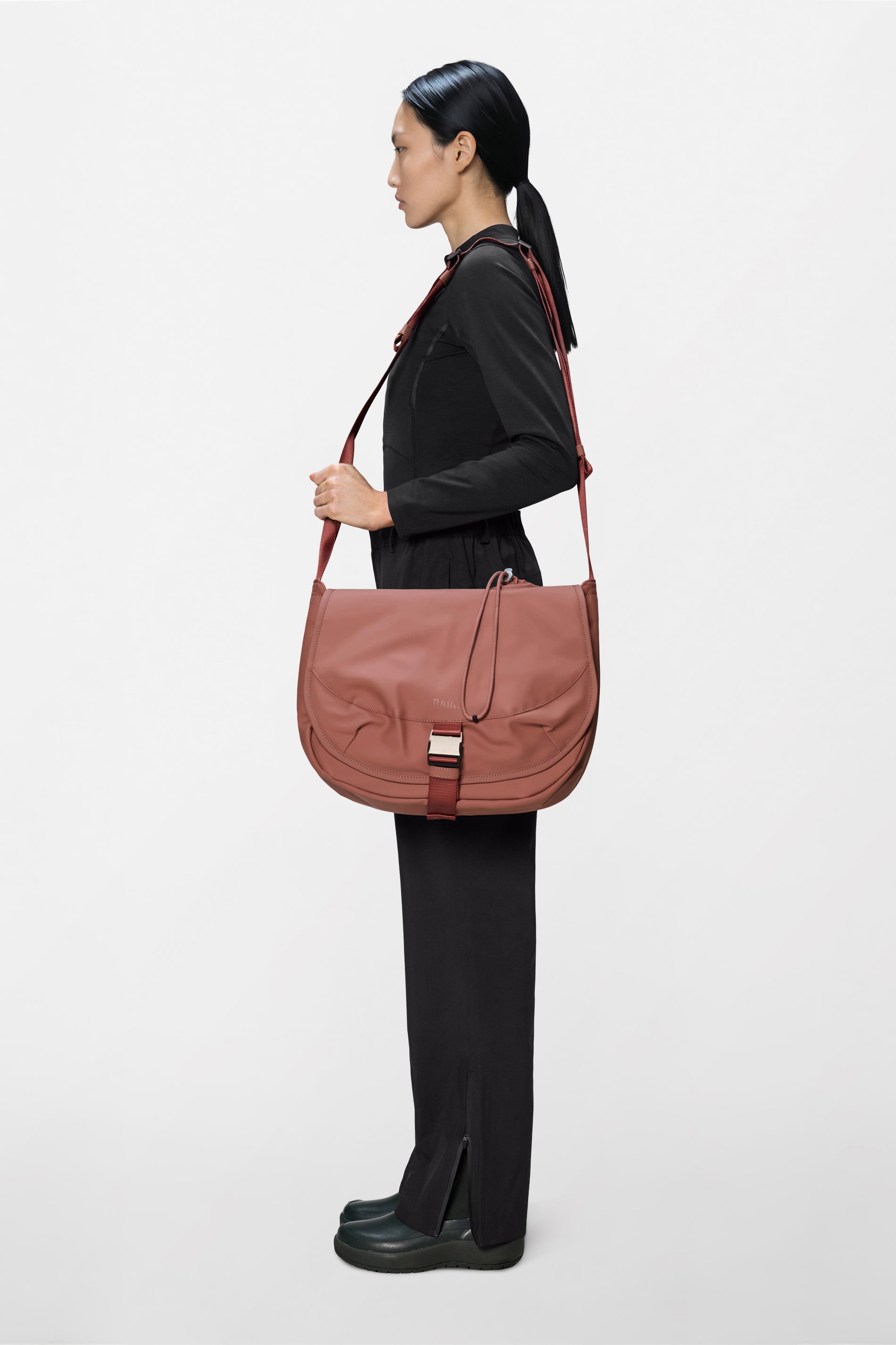 RAINS Bottle Messenger Bag Endure 18L H32 x D22 x W37 cm Messenger