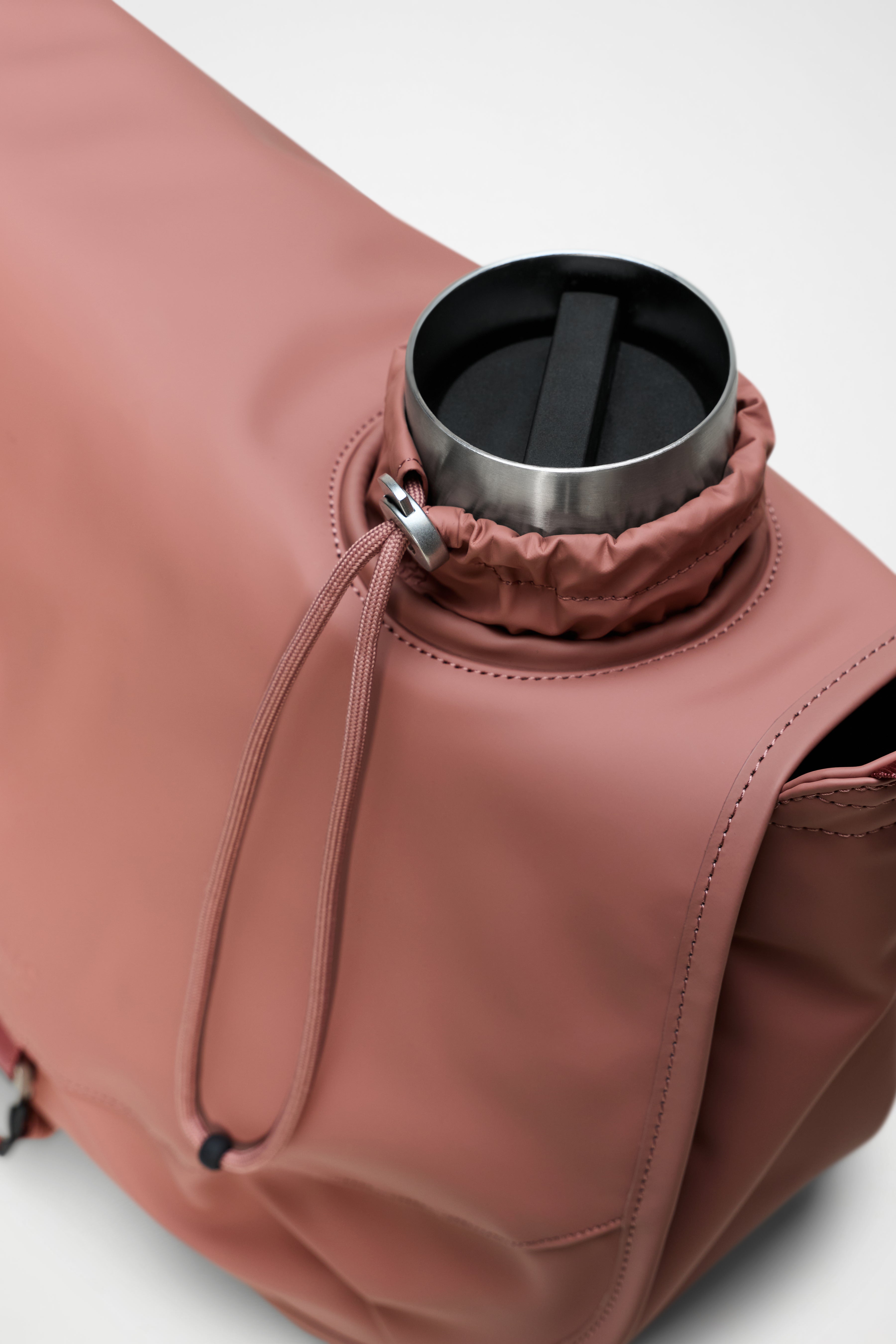 RAINS Bottle Messenger Bag Endure 18L H32 x D22 x W37 cm Messenger