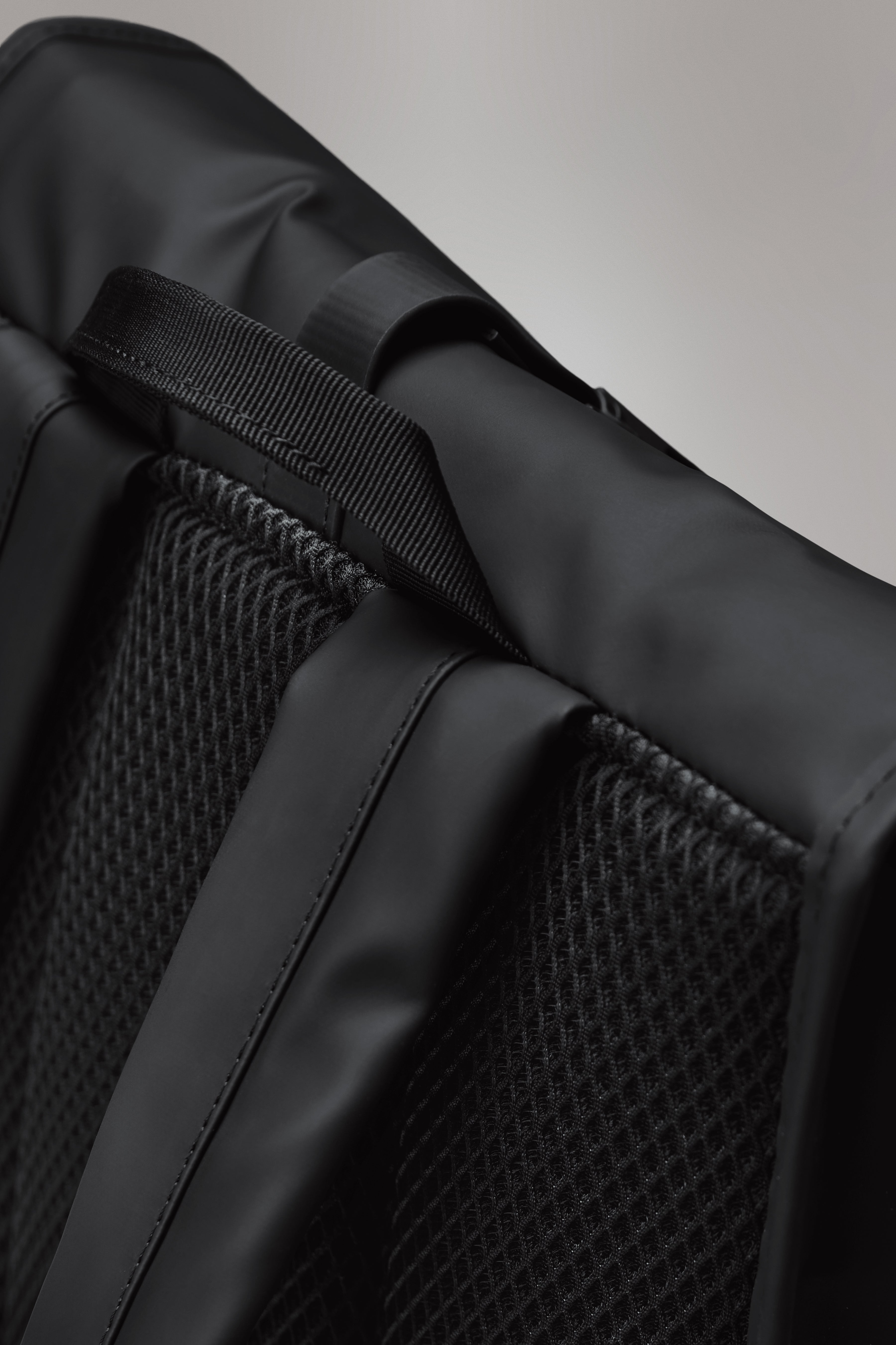 RAINS Rolltop Rucksack Black 17L H60 x D11 x W32 cm Backpack